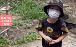 Ông bố vọt chạy khi thấy công an, cậu bé bị bỏ lại mếu máo xin: 'Chú đừng bắt con được không?'