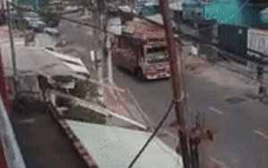 Chiếc xe tang lặng lẽ di chuyển trong khu dân cư bị phong tỏa, đến khi biết lí do ai nấy cũng thở phào