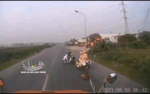Clip: Đi xe máy không đội mũ bảo hiểm, 2 cô gái đánh lái để né CSGT khiến tài xế container gặp nguy hiểm