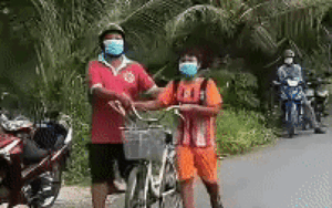 Đạp xe ra đường, cậu bé khóc nức nở sau khi làm việc với công an khiến dân mạng vừa thương vừa buồn cười