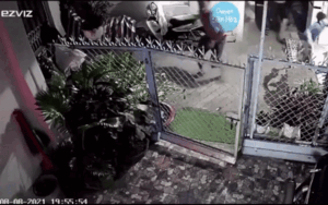 Tụ tập đông người nhưng không đeo khẩu trang, cả con hẻm bỏ chạy tán loạn khi phát hiện tổ tuần tra