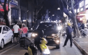 Vợ đi giao hàng thì bắt gặp chồng cùng nhân tình trong xe, cảnh tượng sau đó khiến nhiều người xót xa