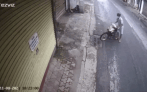 Bị người dân bắt quả tang trộm cắp, gã đàn ông vứt lại xe máy bỏ chạy thục mạng và cái kết