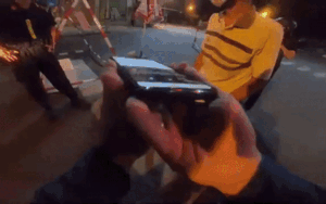 Clip: Cặp vợ chồng chở nhau ra đường lúc nửa đêm, cán bộ trực chốt nghe lí do chỉ biết cúi đầu lặng lẽ