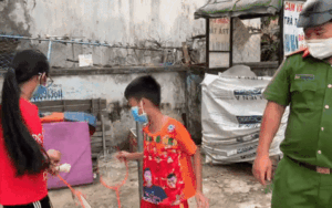 Bị chiến sĩ công an bắt gặp khi ra ngoài chơi, 2 chị em nhận 'hình phạt' đặc biệt khiến ai cũng bật cười