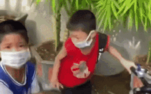 Clip: Cậu bé bỏ bạn lẫn xe chạy một mạch khi bị hỏi chuyện, giọng chú công an khiến hội chị em điêu đứng