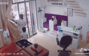 Thấy các chú công an đến tiệm gội đầu kiểm tra, 2 em nhỏ có hành động 'lạ' khiến dân mạng cười ngất