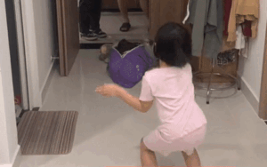 Cảm động khoảnh khắc gặp gỡ ngắn ngủi sau nhiều ngày xa cách của bé gái và ba mẹ ở tuyến đầu chống dịch