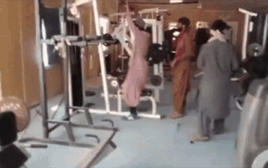 Clip: Chiếm phòng tập gym, các tay súng Taliban 'lóng ngóng' thử nâng tạ, chạy bộ