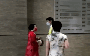 Người phụ nữ Trung Quốc tát nhân viên chống dịch ngã nhào, lý do khiến ai cũng căm phẫn