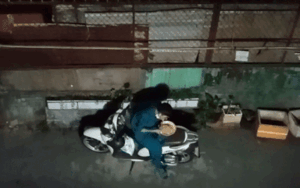 Nghẹn ngào cảnh chàng dân quân 21 tuổi đi chống dịch trở về, ngồi ăn vội bát mì trước cửa nhà