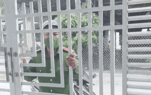 Chiến sĩ công an đứng ngoài gọi mở cổng nhưng lại bị mẹ 'đuổi' cực 'phũ': 'Lên cơ quan ở ít bữa đi con'