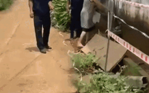 Người phụ nữ ngăn cản công an căng dây phong tỏa vì đang nhập hàng, đem cả giấy phép kinh doanh ra đôi co