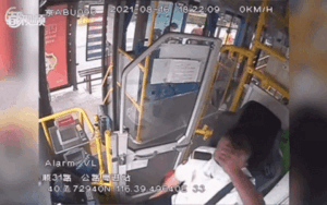 Tài xế xe buýt đột quỵ ngay trên vô lăng vẫn kịp làm điều này để bảo vệ tính mạng hành khách gây xúc động