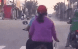 Clip: Người phụ nữ 'tỏa ngàn sương' khi dừng đèn đỏ, hành động của cô khiến dân mạng kính nể