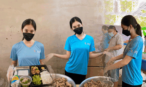 Hoa hậu Tiểu Vy làm cơm gà chiên cho tuyến đầu chống dịch, tự hào đây là sinh nhật ý nghĩa nhất của mình!