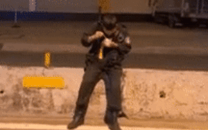 Xúc động khoảnh khắc chiến sĩ cơ động ăn vội bữa tối, cố nhanh cho xong để tiếp tục nhiệm vụ