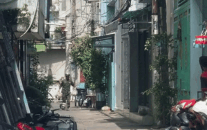 Clip: Chiến sĩ bộ đội chạy tới chạy lui mang túi thực phẩm đến tận nhà người dân Sài Gòn gây xúc động