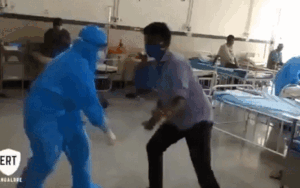 Clip: Bác sĩ quẩy 'cực sung' cùng F0 tại bệnh viện, ăn mừng ngày bệnh nhân chiến thắng Covid-19