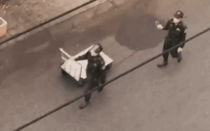 Đang kéo xe thì nghe tiếng cô gái 'tỏ tình', anh bộ đội liền có hành động 'đáp lễ' siêu dễ thương