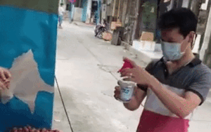 Bán 2 quả trứng vịt, chủ cửa hàng 'ngơ ngác đến bật ngửa' khi thấy vị khách nam làm hành động này