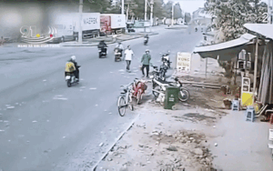 Kinh hoàng khoảnh khắc nam thanh niên chạy xe máy với tốc độ cao khiến 5 xe máy khác gặp nạn