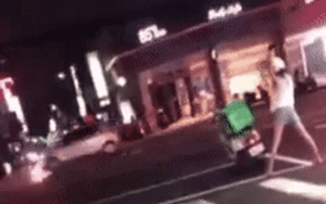 Đứng chờ đèn đỏ, hotgirl giao hàng làm một việc khiến ai cũng ngoái nhìn, dân mạng tranh cãi dữ dội