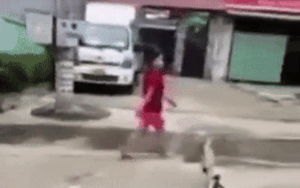 Clip: Người phụ nữ nhiễm Covid-19 định 'tẩu thoát' khỏi điểm xét nghiệm, hàng chục cán bộ truy đuổi