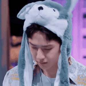 Vương Nhất Bác nhảy cực ngầu nhưng vẫn diện phụ kiện cực đáng yêu này để chơi trò chơi