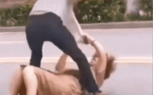 Vợ bắt quả tang chồng ngoại tình nhưng lại bị đánh 'ngược', hành động của 'tiểu tam' gây chú ý