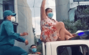 Clip: Leo lên nóc xe công an ngồi, 'chị đại mặc đồ hoa' khiến 3 cán bộ phải hợp sức 'bế xuống'