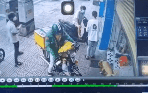 Thấy nam shipper đánh rơi ví, hành động của cô gái và người đàn ông gần đó bị tất cả chỉ trích gay gắt