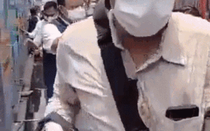 Video: Đang vẫy tay chào người dân tại điểm tiêm vaccine Covid-19, thống đốc Indonesia rơi xuống mương