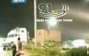 Clip: Mặc còi tàu lửa hú liên tục, nam thanh niên vẫn chạy xe máy vượt đường ray và cái kết đau đớn