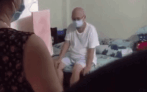 Vừa ra viện, cụ ông nghẹn ngào bật khóc khi hay tin vợ đã vĩnh viễn ra đi, tro cốt vừa mới được chuyển về