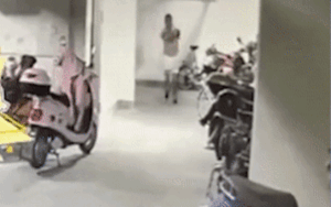 Bị bắt quả tang đang ăn trộm, 'nữ tặc' thoát y chạy trốn, danh tính khiến ai nấy ngỡ ngàng