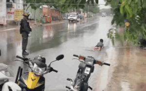 Thấy CSCĐ đứng cạnh nhưng vẫn thản nhiên tắm mưa, câu nói của 2 cậu bé khiến anh 'bất lực' không bắt nổi