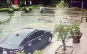 Clip: Chứng kiến tai nạn khiến một phụ nữ bất tỉnh trên đường, hai người đi đường bỏ mặc gây bức xúc