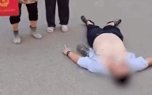 Clip: Nam thanh niên 26 tuổi nằm lăn ra đường ăn vạ bố mẹ, nguyên nhân đáng buồn hơn đáng trách