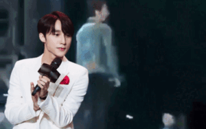 Bị khán giả ném chai nước lên sân khấu, hành động sau đó của Sơn Tùng mới gây chú ý