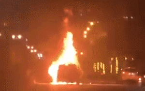 Clip: Xe BMW bất ngờ bốc cháy dữ dội trên đường phố ở Hà Nội