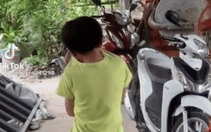 Nghẹn ngào cảnh cậu bé lớp 6 khóc không thành tiếng khi nghe cuộc điện thoại cuối cùng từ ba