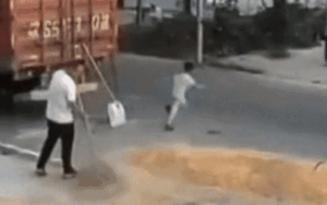 Mải chơi không nhìn đường, cậu bé bị máy gặt đâm trúng ngay trước mặt cha mẹ