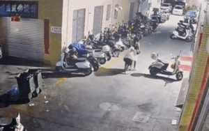 Vừa đi vừa nhìn điện thoại, hotgirl bị kẻ biến thái lao ra sàm sỡ, hét lạc giọng nhưng không ai cứu