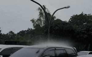 Clip: Kỳ lạ mưa như trút nước xuống đúng một chiếc ô tô