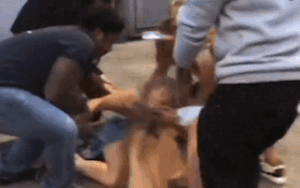 Clip: Hai cô gái vật lộn, túm tóc nhau giữa đường, 6 người can ngăn không nổi