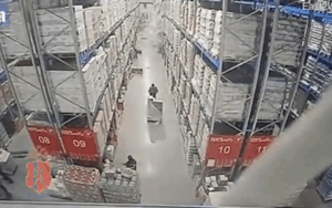 Clip: Bị hàng ngàn chai rượu vùi lấp, người đàn ông thoát chết thần kỳ