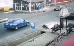 Clip: 3 ô tô tông nhau giữa ngã tư kéo theo kết cục thảm thương