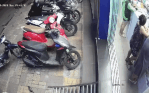 Clip: Tên trộm liều lĩnh và manh động, bẻ khóa trộm xe SH trong tích tắc giữa chốn đông người
