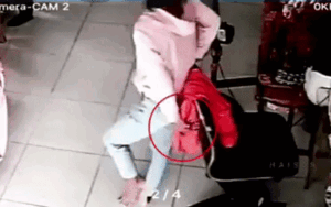 Vào cửa hàng làm đẹp, nữ đạo chích sử dụng 'ngón nghề' trộm ví tiền trong phút chốc